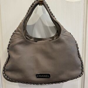 Authentic CHANEL taupe/grey leather hobo shoulder bag 🤍